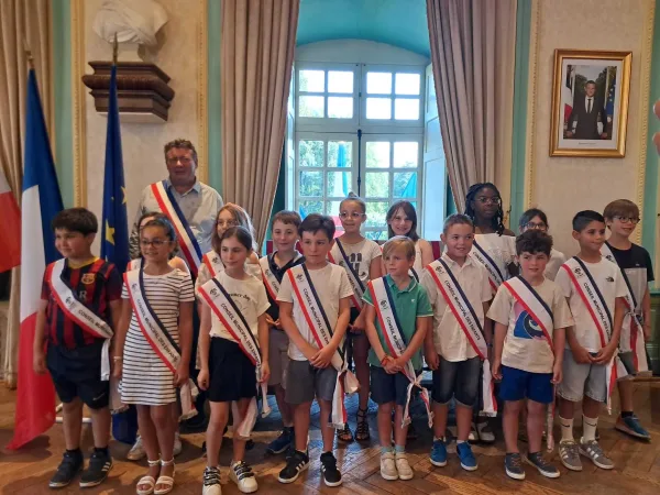 Les nouveaux membres du conseil municipal enfants accompagnés du maire Renaud Beretti.
