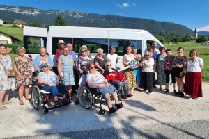Les résidents de l'Ehpad de Gruffy ont reçu les clés de leur nouveau véhicule qui servira à les transporter pour les sorties détente.