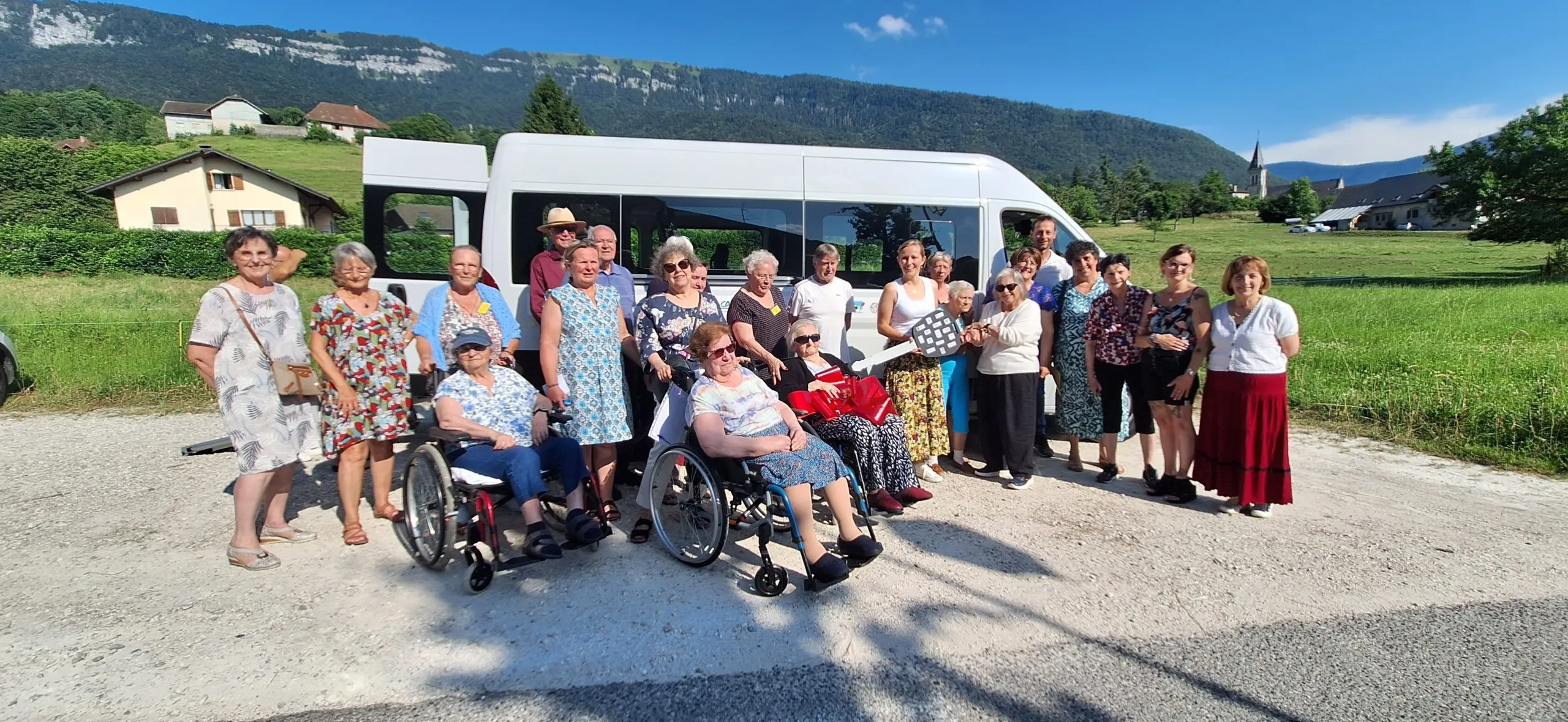 Les résidents de l'Ehpad de Gruffy ont reçu les clés de leur nouveau véhicule qui servira à les transporter pour les sorties détente.