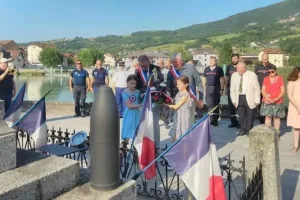 Lors du dépôt de gerbes par les autorités.