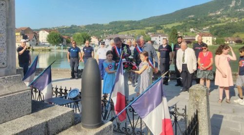 Lors du dépôt de gerbes par les autorités.

