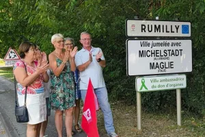Lors du dévoilement de la plaque à l'entrée de la ville.