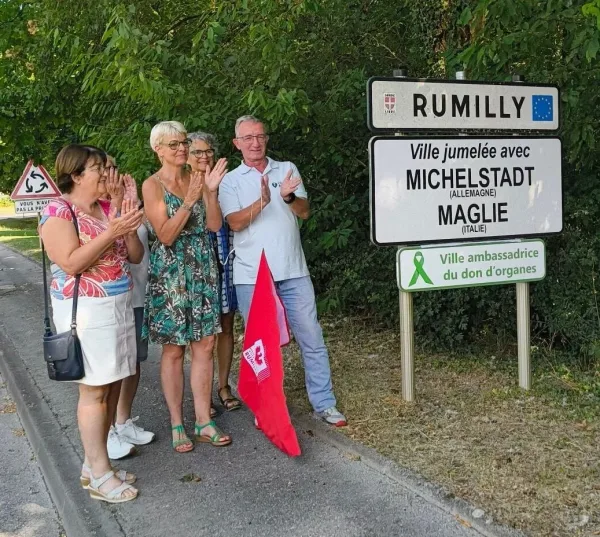 Lors du dévoilement de la plaque à l'entrée de la ville.