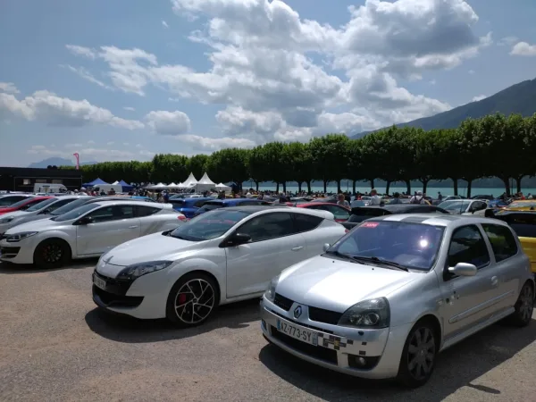 Près de 170 modèles de Renault étaient exposés à l'esplanade.