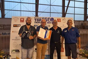 Rumilly, représentée par son maire Christian Dulac (2e à gauche) a reçu la médaille d'honneur de la fédération française de Pétanque et jeu provençal grâce à l'activité de la JPR représentée par Matthieu Valognes, son président (à gauche).