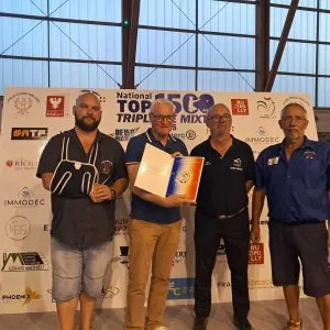 Rumilly, représentée par son maire Christian Dulac (2e à gauche) a reçu la médaille d'honneur de la fédération française de Pétanque et jeu provençal grâce à l'activité de la JPR représentée par Matthieu Valognes, son président (à gauche).