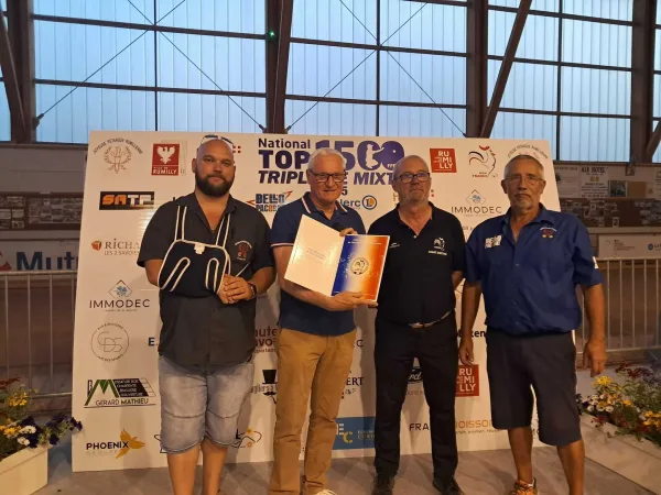 Rumilly, représentée par son maire Christian Dulac (2e à gauche) a reçu la médaille d'honneur de la fédération française de Pétanque et jeu provençal grâce à l'activité de la JPR représentée par Matthieu Valognes, son président (à gauche).
