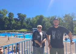 Christine Boichet-Passicos et Willy Buttin avant l'ouverture du snack de la piscine de Rumilly.