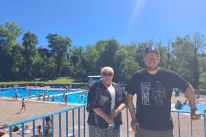 Christine Boichet-Passicos et Willy Buttin avant l'ouverture du snack de la piscine de Rumilly.