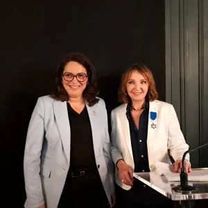 Catherine Aitis et Marina Ferrari, toutes deux très émues de ce moment partagé après leurs discours respectifs.