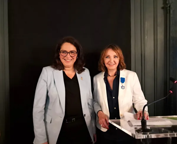 Catherine Aitis et Marina Ferrari, toutes deux très émues de ce moment partagé après leurs discours respectifs.