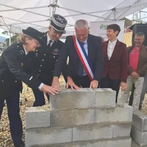 La visite de la préfète a démarré avec la pose de la première pierre de la future gendarmerie.