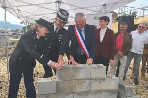 La visite de la préfète a démarré avec la pose de la première pierre de la future gendarmerie.