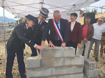 La visite de la préfète a démarré avec la pose de la première pierre de la future gendarmerie.