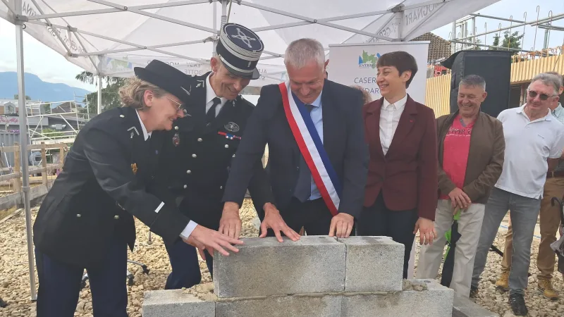 La visite de la préfète a démarré avec la pose de la première pierre de la future gendarmerie.