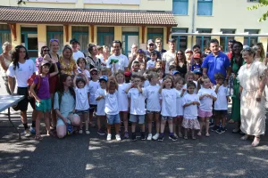 Photo souvenir pour les parents et leur progéniture.