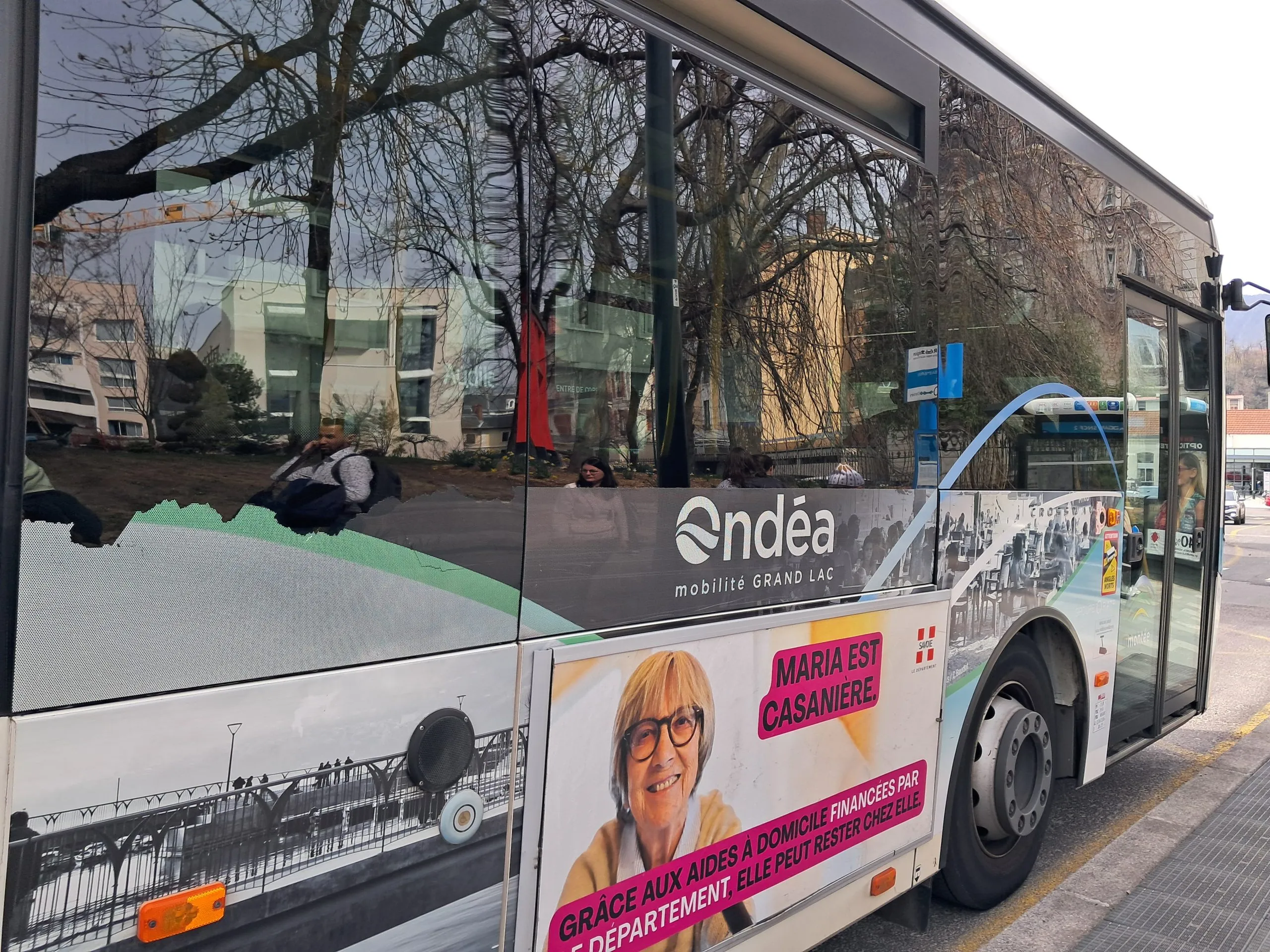 Le réseau de transport urbain Ondéa Grand Lac dessert les 28 communes du territoire.