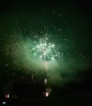 Son et lumière. Le spectacle pyrotechnique était accompagné de musique.