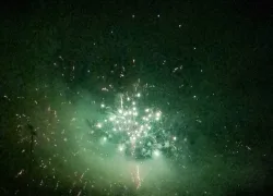 Son et lumière. Le spectacle pyrotechnique était accompagné de musique.