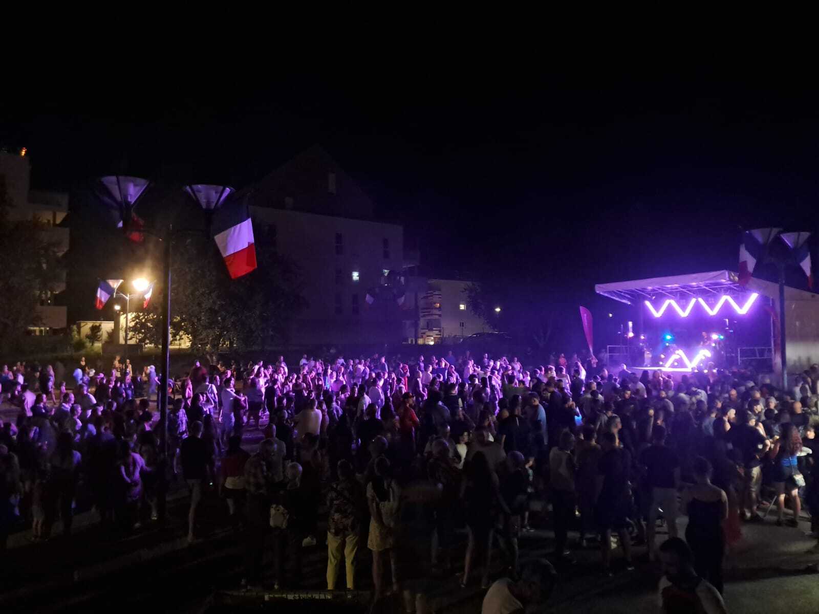 Convivialité. Le bal d'après feu d'artifice invitait tout le monde à danser.  - Photo : Alexis Fernandez 