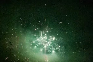 Son et lumière. Le spectacle pyrotechnique était accompagné de musique.
