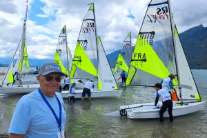 Michel, le doyen des bénévoles du CNVA, lors de la mise à l'eau des bateaux.