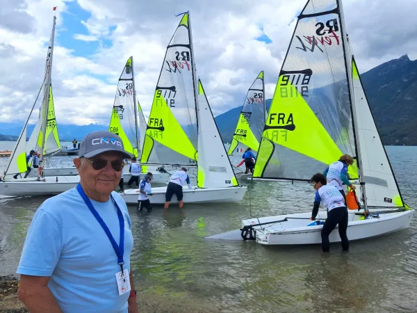 Michel, le doyen des bénévoles du CNVA, lors de la mise à l'eau des bateaux.