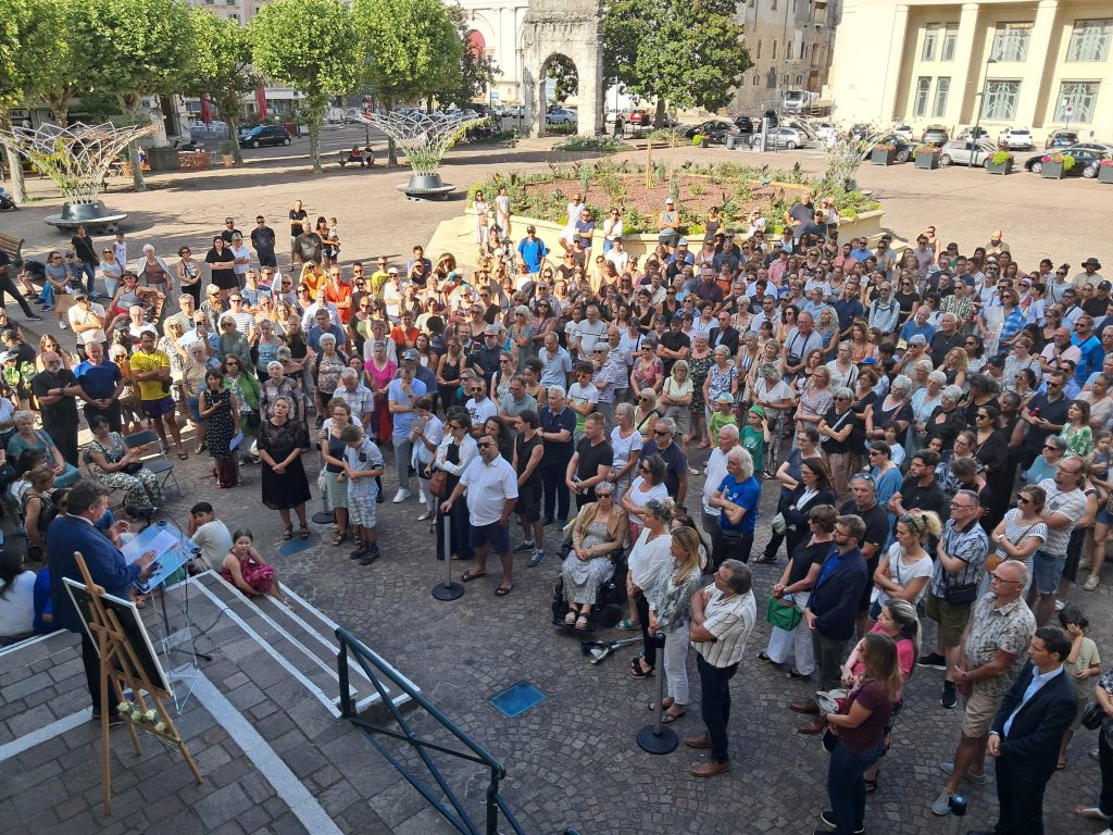 « Aix-les-Bains est en pleurs » : Vibrant hommage aux victimes du crash d’avion de tourisme