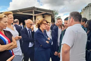 Annie Genevard en visite en Haute-Savoie sur une exploitation.
