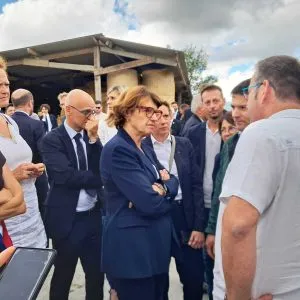 Annie Genevard en visite en Haute-Savoie sur une exploitation.