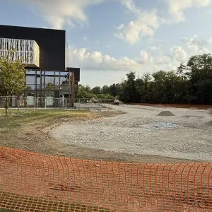 La construction d'un pump track.