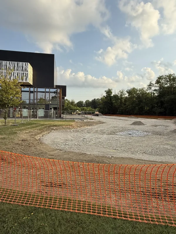 La construction d'un pump track.