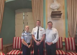 Le lieutenant David Chabord entouré de Marie Sachot et Renaud Beretti.