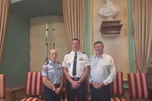 Le lieutenant David Chabord entouré de Marie Sachot et Renaud Beretti.