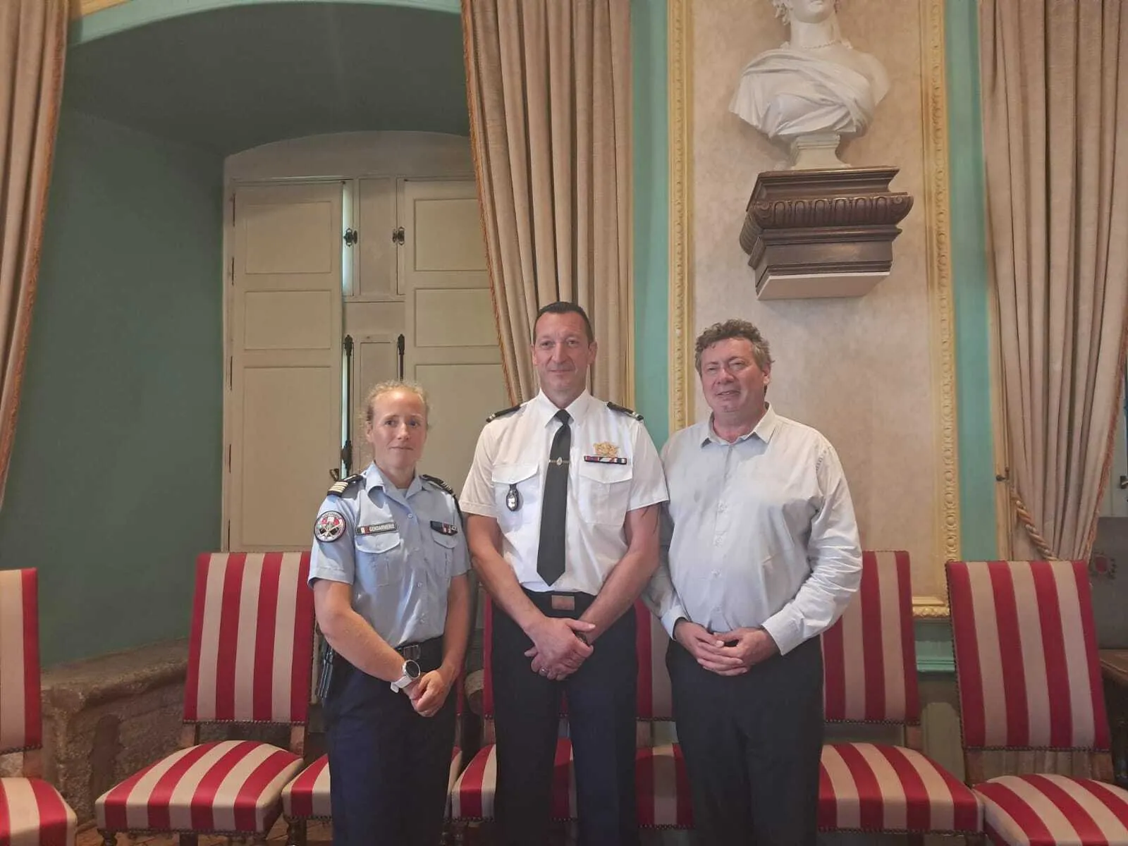 Le lieutenant David Chabord entouré de Marie Sachot et Renaud Beretti.