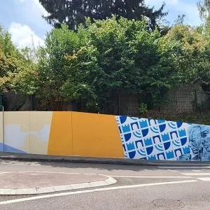 Le mur situé sur la route des Bauges : une très grande surface (184 m²) régulièrement taguée. Dimensions : 82m de long x 2m50 de haut environ. Surface totale : 184m2.