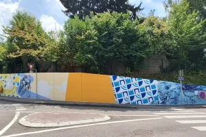 Le mur situé sur la route des Bauges : une très grande surface (184 m²) régulièrement taguée. Dimensions : 82m de long x 2m50 de haut environ. Surface totale : 184m2.