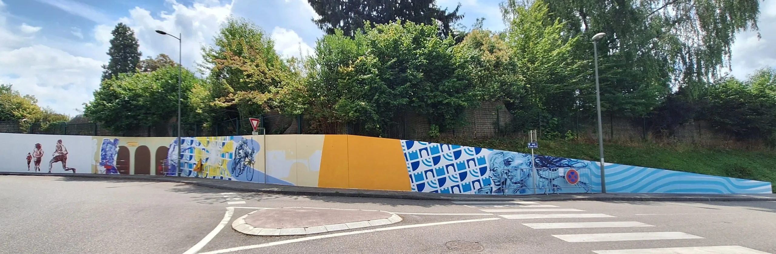 Le mur situé sur la route des Bauges : une très grande surface (184 m²) régulièrement taguée. Dimensions : 82m de long x 2m50 de haut environ. Surface totale : 184m2.