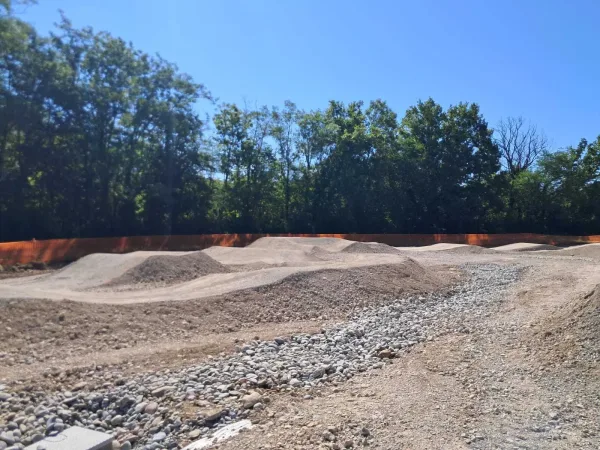Le nouveau pumptrack devrait être terminé en décembre 2025.