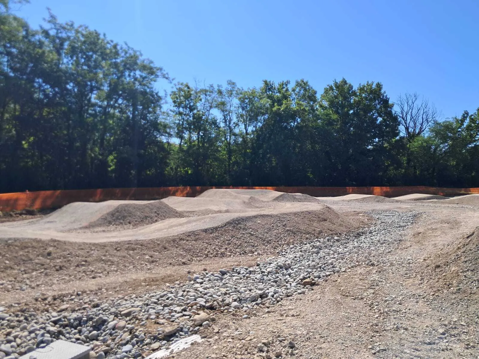 La construction du pumptrack a débuté avec un coût revu à la baisse