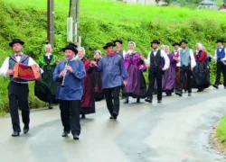 Le traditionnel défilé des groupes folkloriques.