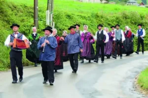 Le traditionnel défilé des groupes folkloriques.