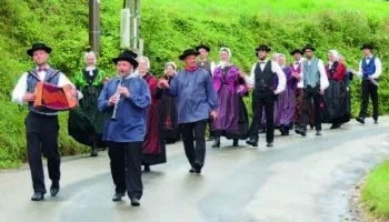 Le traditionnel défilé des groupes folkloriques.