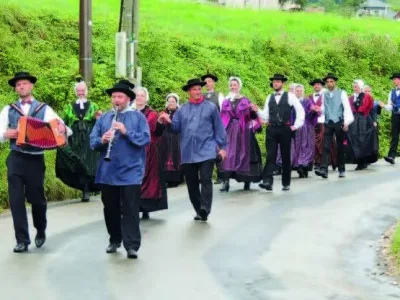 Le traditionnel défilé des groupes folkloriques.