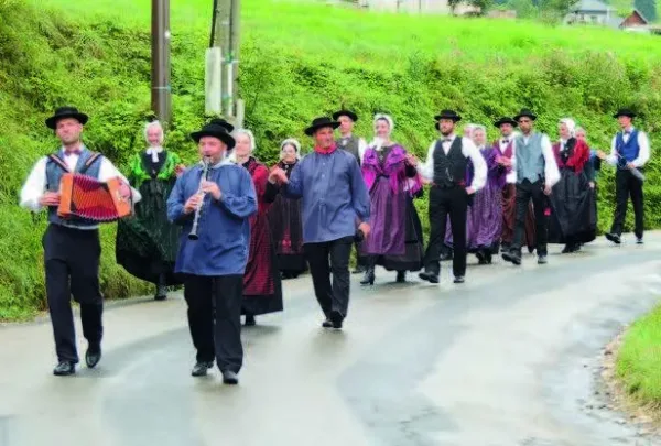 Le traditionnel défilé des groupes folkloriques.