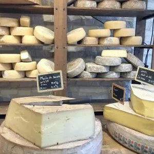 Les montagnes savoyardes permettent la production de lait et de fromages souvent protégés par des sigles de qualité tels que des AOP. 