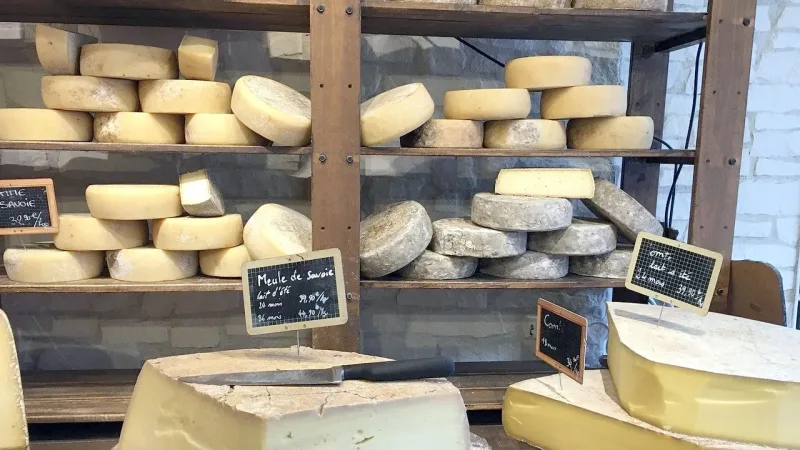 Les montagnes savoyardes permettent la production de lait et de fromages souvent protégés par des sigles de qualité tels que des AOP. 