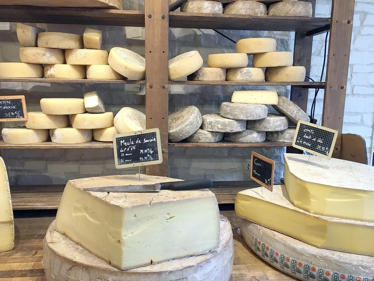 Les montagnes savoyardes permettent la production de lait et de fromages souvent protégés par des sigles de qualité tels que des AOP.