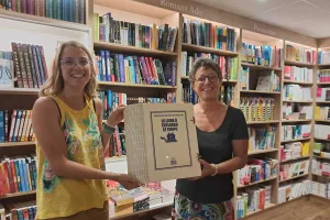 Emilie Gruffat, libraire et Martine Bourdy, la directrice des mots en cavale vont sceller la capsule le vendredi 4 juillet.