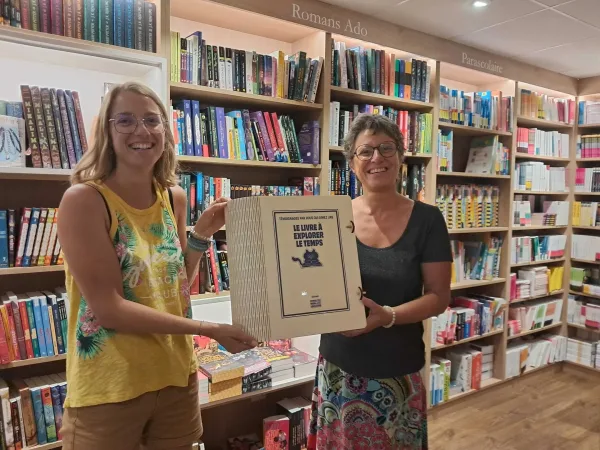 Emilie Gruffat, libraire et Martine Bourdy, la directrice des mots en cavale vont sceller la capsule le vendredi 4 juillet.
